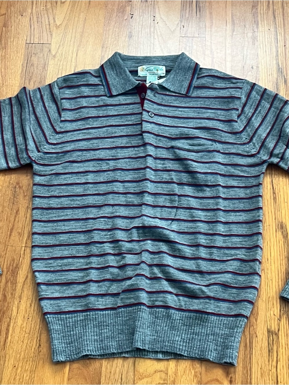 Vintage Men's Gray Crewneck Sweater with Burgundy Stripes